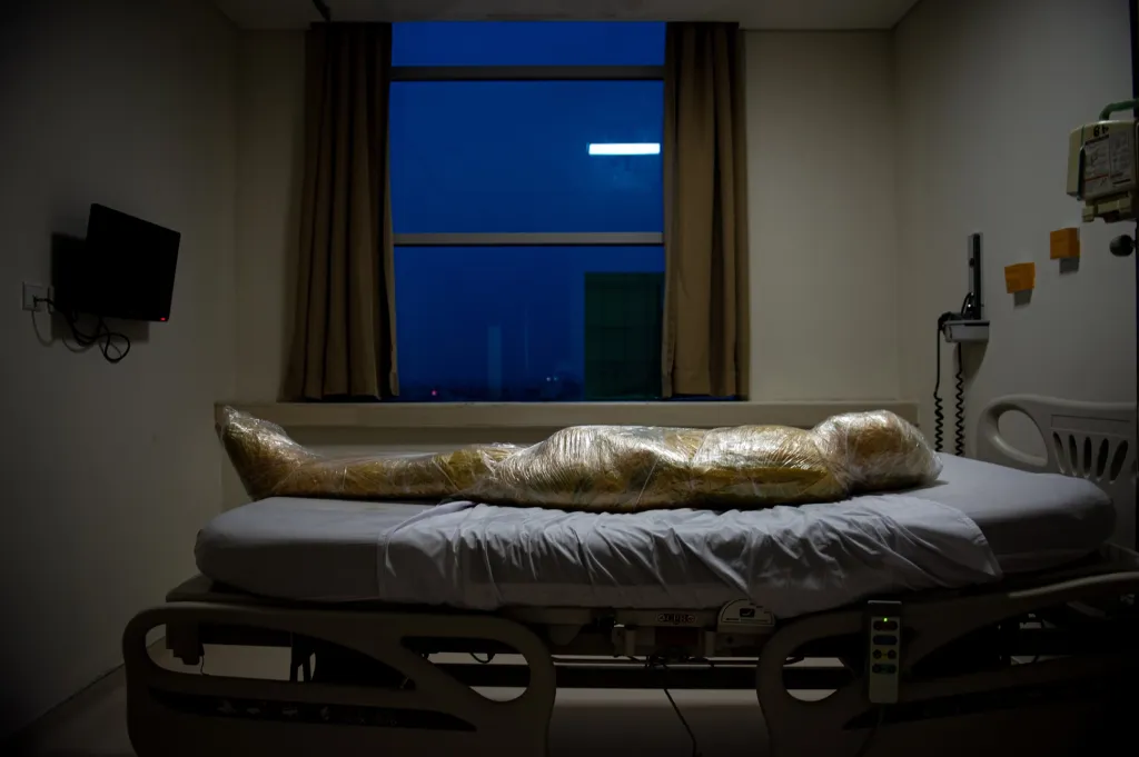 Druhé místo v sekci Hlavní zprávy: Joshua Irwandi se snímkem The Human Cost of COVID-19 (Cena člověka během covidu-19)