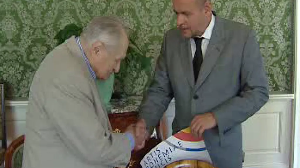 Jiří Krejčík přebírá ocenění od ministra kultury