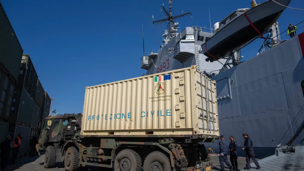 Italští vojáci dohlížejí v Bejrútu na vykládku humanitární pomoci pro Sýrii