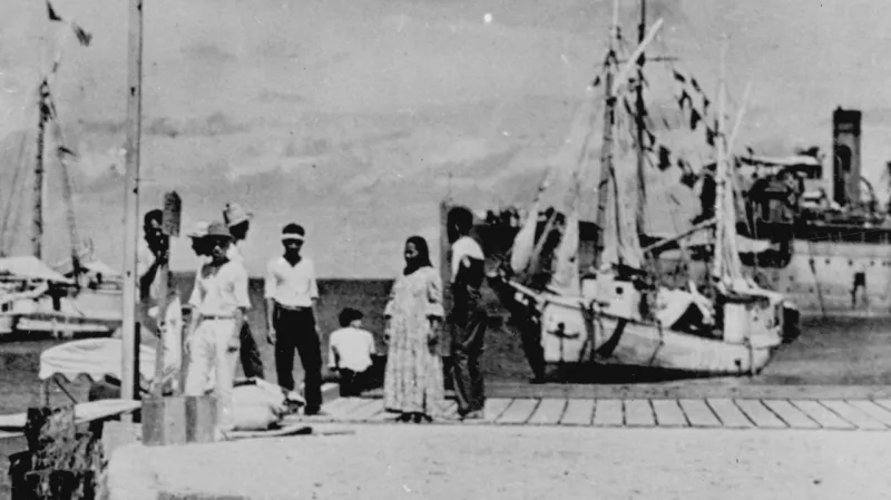 Amelia Earhartová (údajně sedí v pozadí)