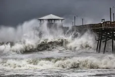 Vichry Florence bičují východní pobřeží USA, vyskytují se první lokální záplavy