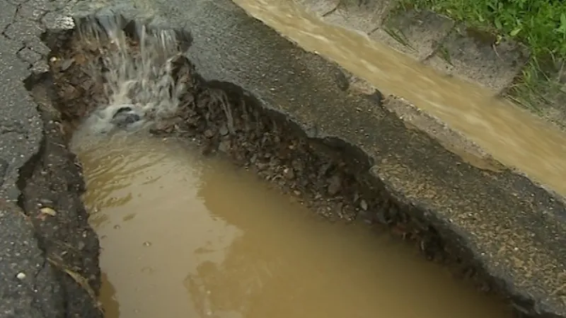 Voda poničila i důležité komunikace