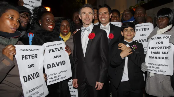 První homosexuální pár v Británii, který byl oddán, Peter McGraith a David Cabreza