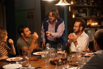 Recenze: Naprostí cizinci brilantně konverzují. Ale raději si vypněte mobily