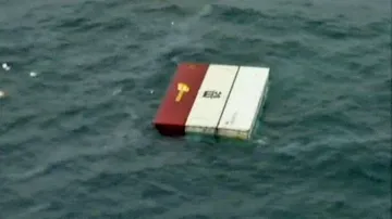 Z paluby nákladní lodi Rena padají do moře kontejnery