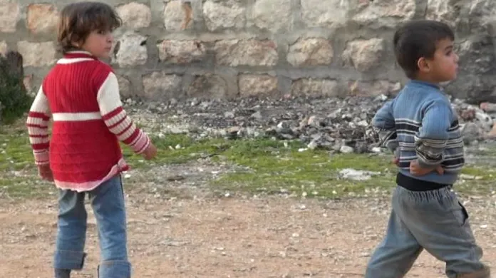 Děti ve zničených ulicích Aleppa