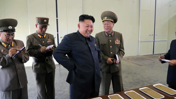 Kim Čong-un kouká na tácky s čímsi