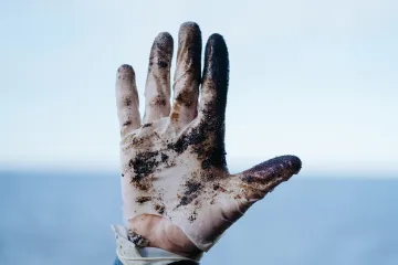 Ropné znečištění z ruské Usť-Lugy se vyplavilo na estonské pláže