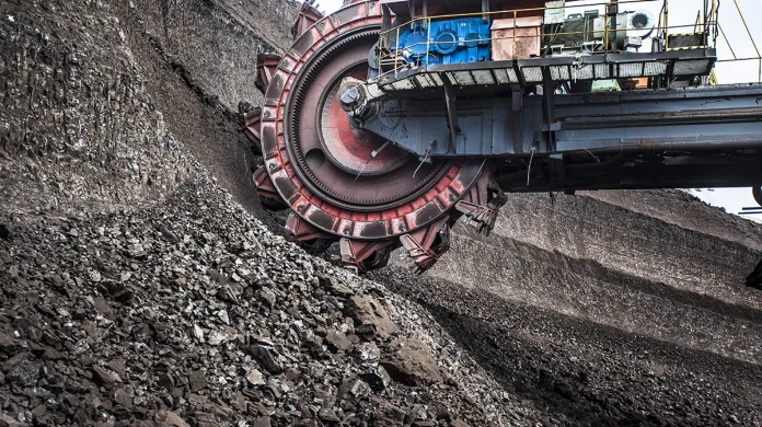 Těžba uhlí v lomu ČSA