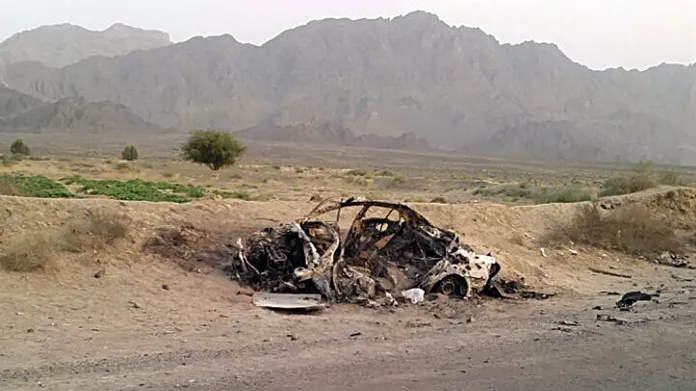 Vozidlo, ve kterém cestoval Mansúr, po zásahu dronem