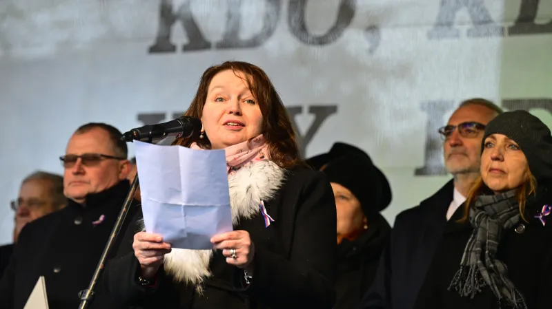 Rektorka Univerzity Karlovy Milena Králíčková hovoří na pietním aktu Univerzity Karlovy k výročí 17. listopadu 1939 a 1989