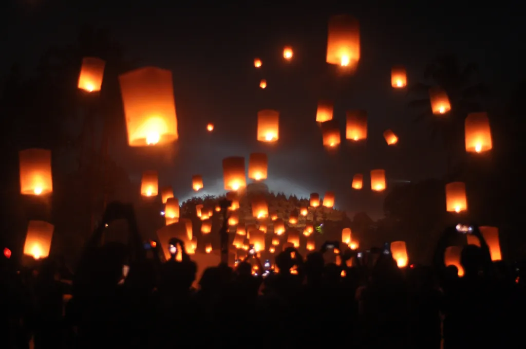 Vypouštění lampionů štěstí v Magelangu v Indonésii