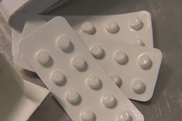 Doktoři dostanou lék, který by mohl pomáhat proti covidu-19. Chybí mu však registrace, jeho účinnost je nejasná