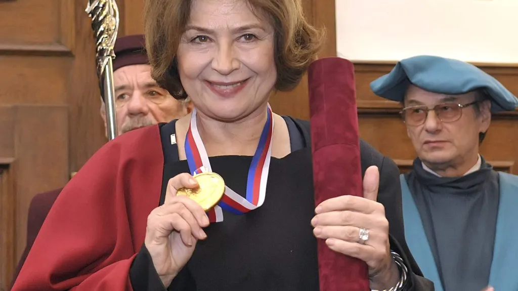 Emília Vášáryová při přebírání čestného doktorátu JAMU