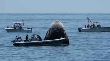 Projekt SpaceX. Kosmická loď Dragon s posádkou přistála v Mexickém zálivu u pobřežního města Pensacola na Floridě