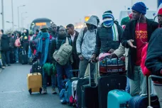 Začala evakuace tábora v Calais, někteří migranti odmítají odejít