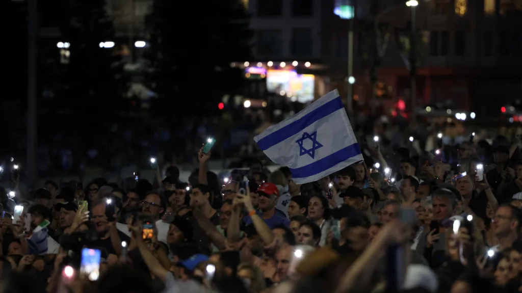 Lidé uctívají památku obětí střelby během oslav židovské chanuky na pláži Bondi Beach v Sydney