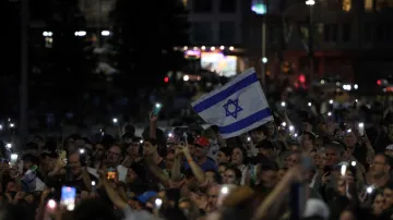 Lidé uctívají památku obětí střelby během oslav židovské chanuky na pláži Bondi Beach v Sydney