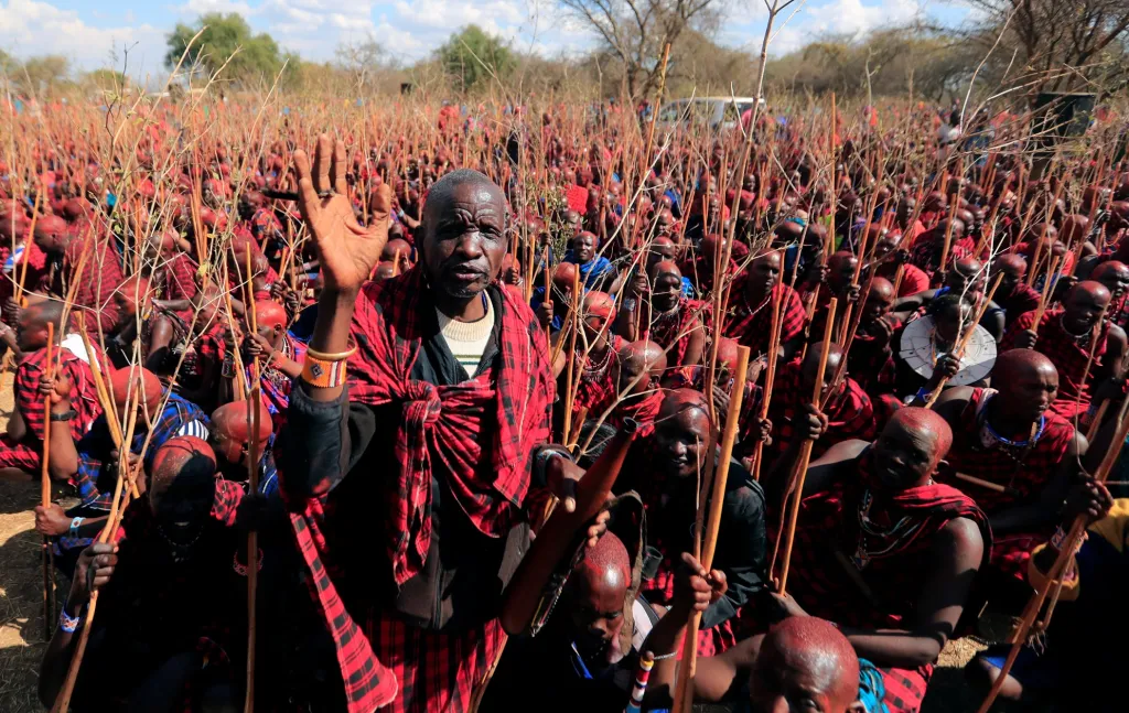 Masajové ze všech oblastí Keni se dle nařízení hlavního šamana čas od času (přibližně jednou ročně) scházejí, aby zasvětili chlapce do role bojovníků. Během obřadu nazývaného Olng'esherr se v kopcovité oblasti Maparasha v Kajiado sešlo kolem třiceti tisíc mužů doprovázených ženami, které jim během slavnosti připravují pečené maso hospodářských zvířat