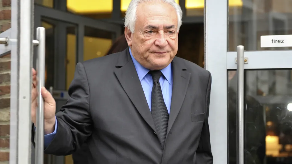 Strauss-Kahn odchází ze svého hotelu v Lille