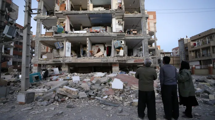 Následky zemětřesení v íránském městě Sarpol-e Zahab
