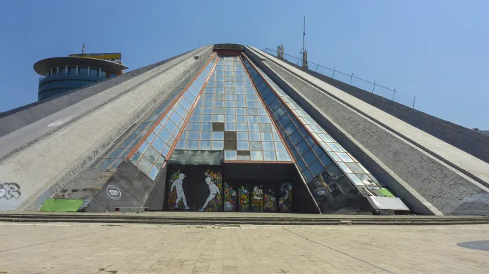 Hodžova Pyramida v Tiraně