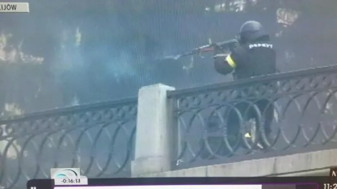 Záběry polské televize: ukrajinský policista ozbrojený kalašnikovem