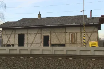 Záchrana na poslední chvíli. Úvalno opravuje chátrající nádražní budovu