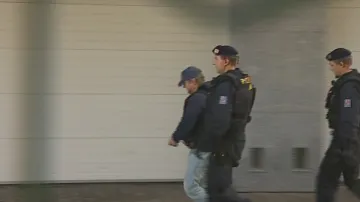 Policisté vedou Čanigu k soudu