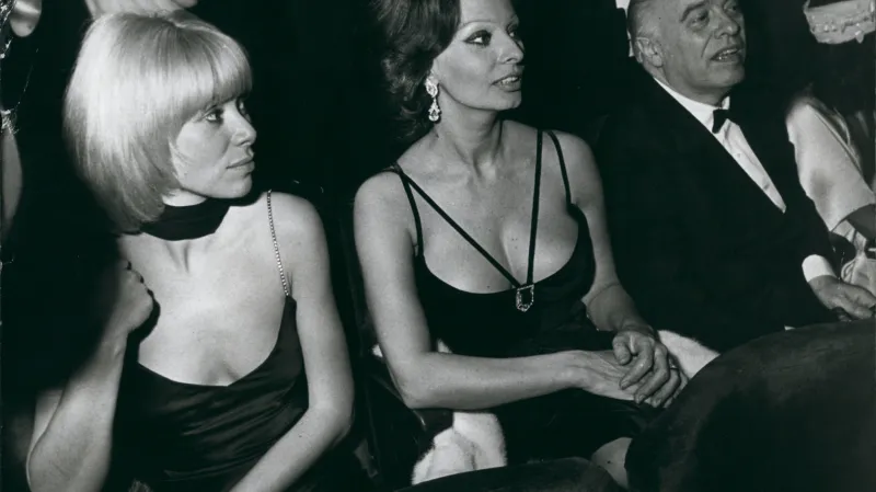 Mireille Darcová a Sophia Lorenová s manželem Carlem Pontim v koncertním sále Bobino na kabaretním představení Josephine v roce 1960