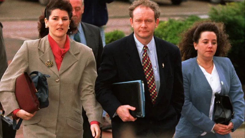 Při jedné z mnohých cest v rámci strany Sinn Féin