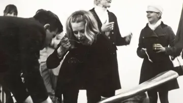 Vernisáž v Galerii Václava Špály, kdy návštěvníci pojídají gulášovou polévku z vystaveného objektu Lžíce, 1970