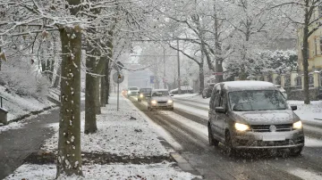 Česko zasypal čerstvý sníh, na řadě míst komplikuje dopravu