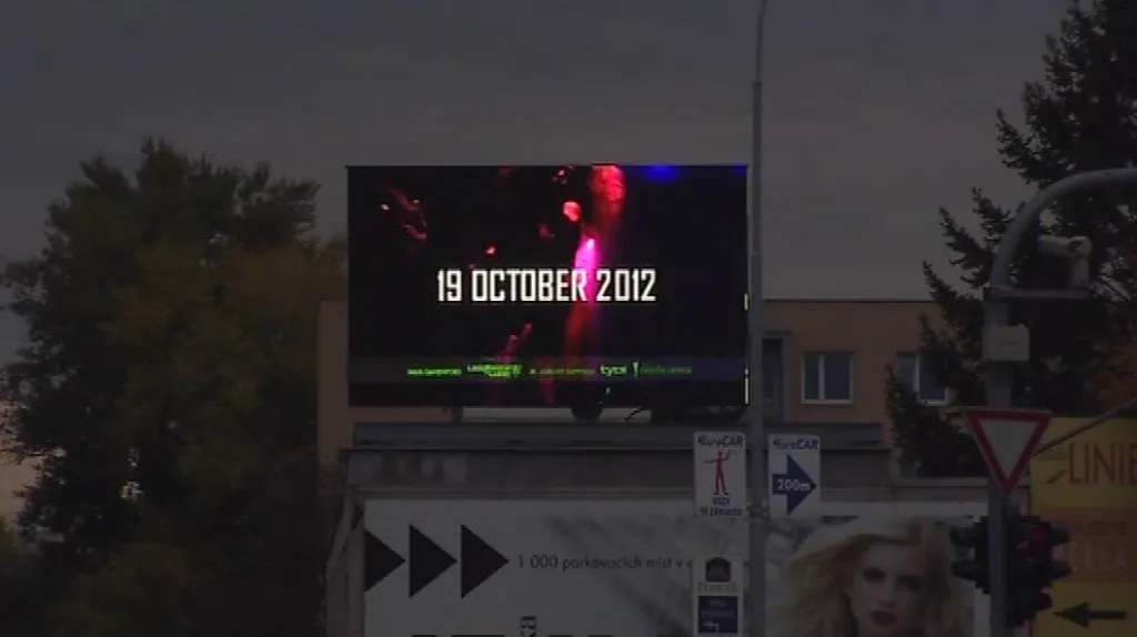 Zejména v noci může reklamní poutač řidiče oslepit