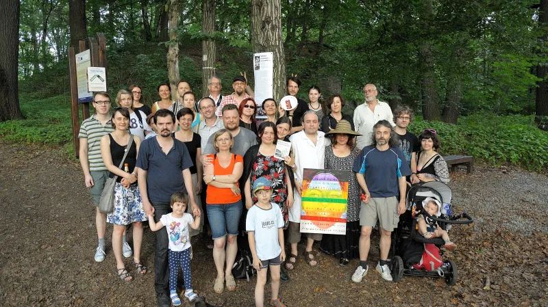 Členové okrašlovacího spolku při křtu bulletinu