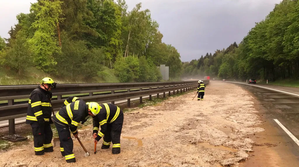 Odklízení bahna na dálnici D1 v úseku mezi 56. a 57. kilometrem ve směru na Brno