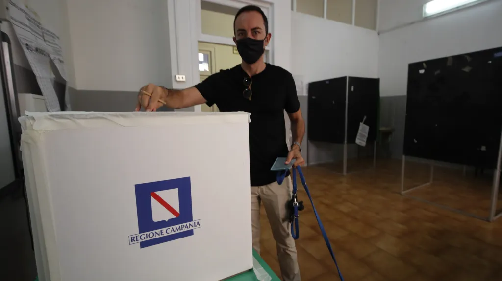 Muž při hlasování v referendu v italské Neapoli