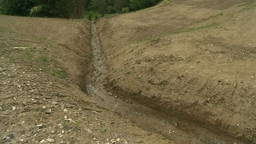Na poli skončilo více bahna, než bylo povoleno
