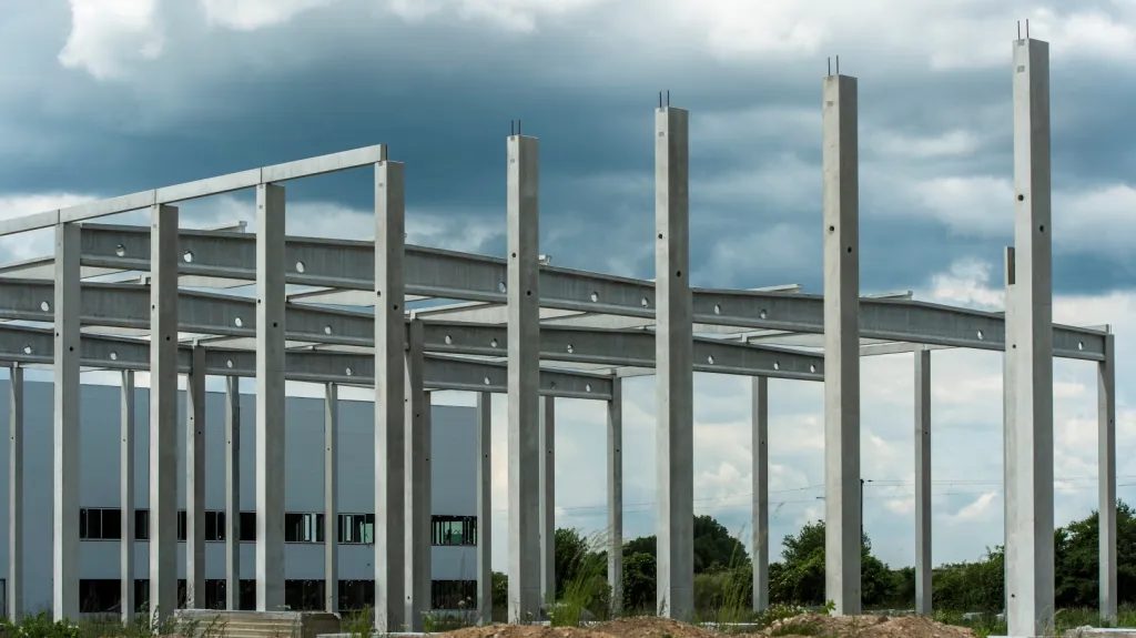 Černá stavba obchodního parku v Hradci Králové