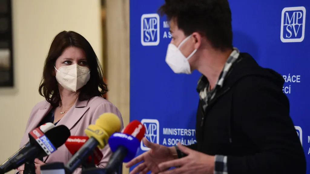 Ministryně práce a sociálních věcí Jana Maláčová (ČSSD) a její poradce Matěj Stropnický