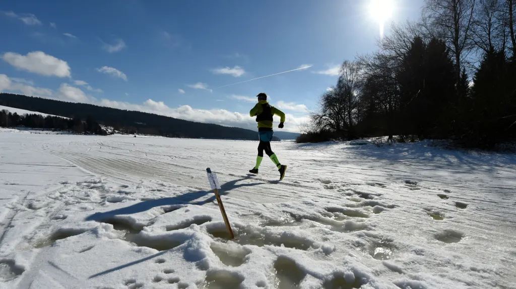 Zamrzlé Lipno se čtvrtým rokem proměnilo v běžeckou dráhu maratonců