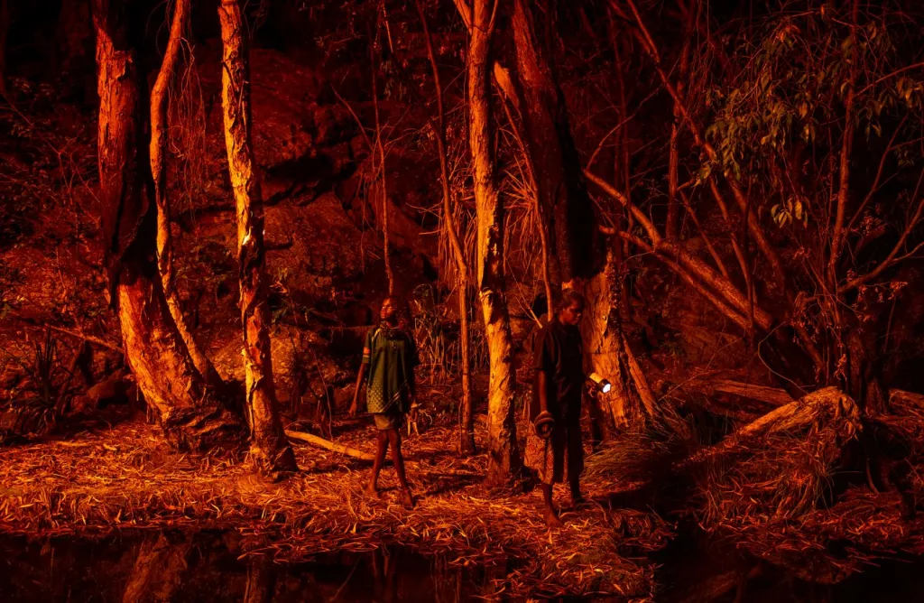 Vítězná fotografie v kategorii Fotografická série roku. Dívka Stacey Lee (vlevo) zapálila kůru stromů, aby vytvořila přirozený světelný zdroj, díky kterému mohou lovit bradavičníky