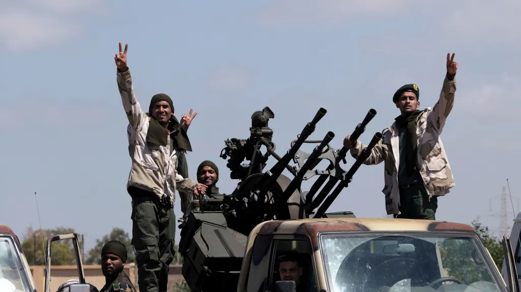 Vojáci maršála Haftara mířící k Tripolisu
