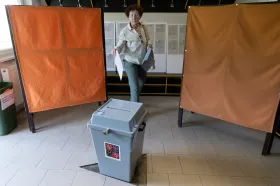 Komise vylosovala, ze kterých krajů budou Češi v zahraničí vybírat poslance