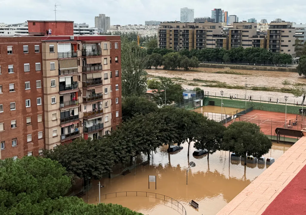 Pohled z balkónu na rozvodněnou řeku Besos na okraji Barcelony