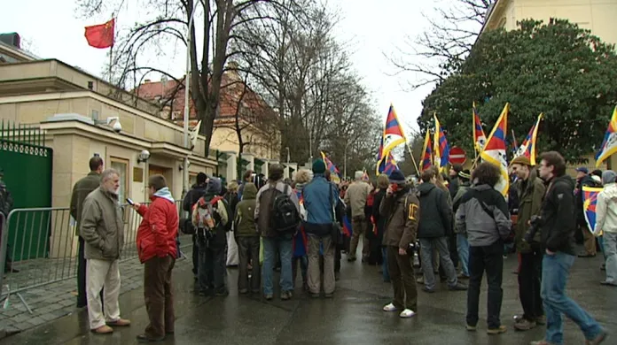 Demonstrace před čínskou ambasádou