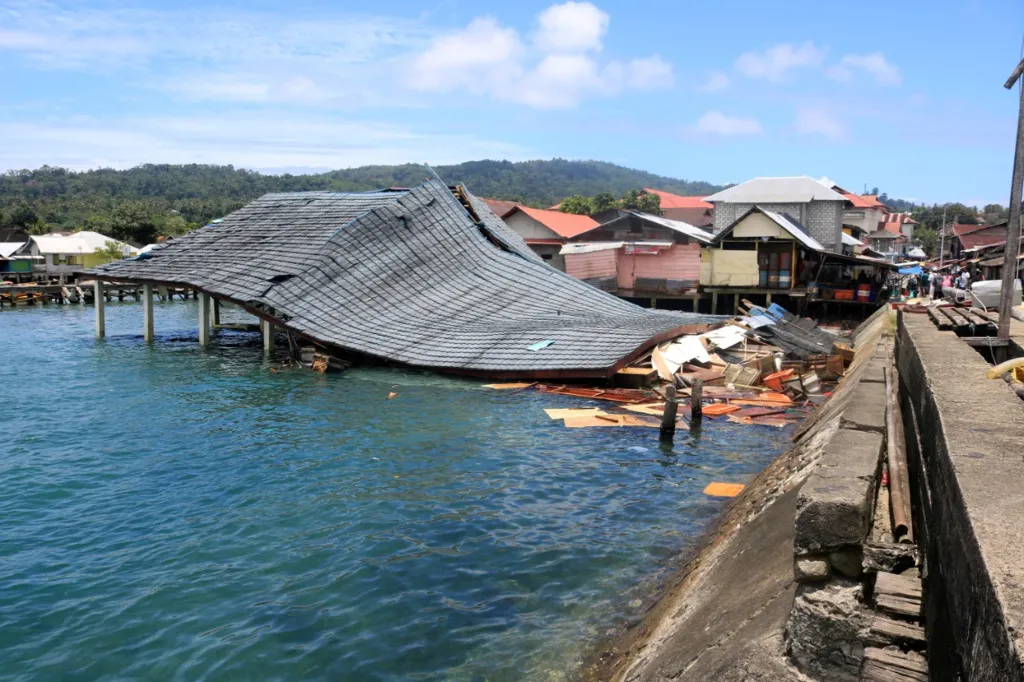 Jedna z poškozených tradičních staveb po zemětřesení v Ambonu v Indonésii
