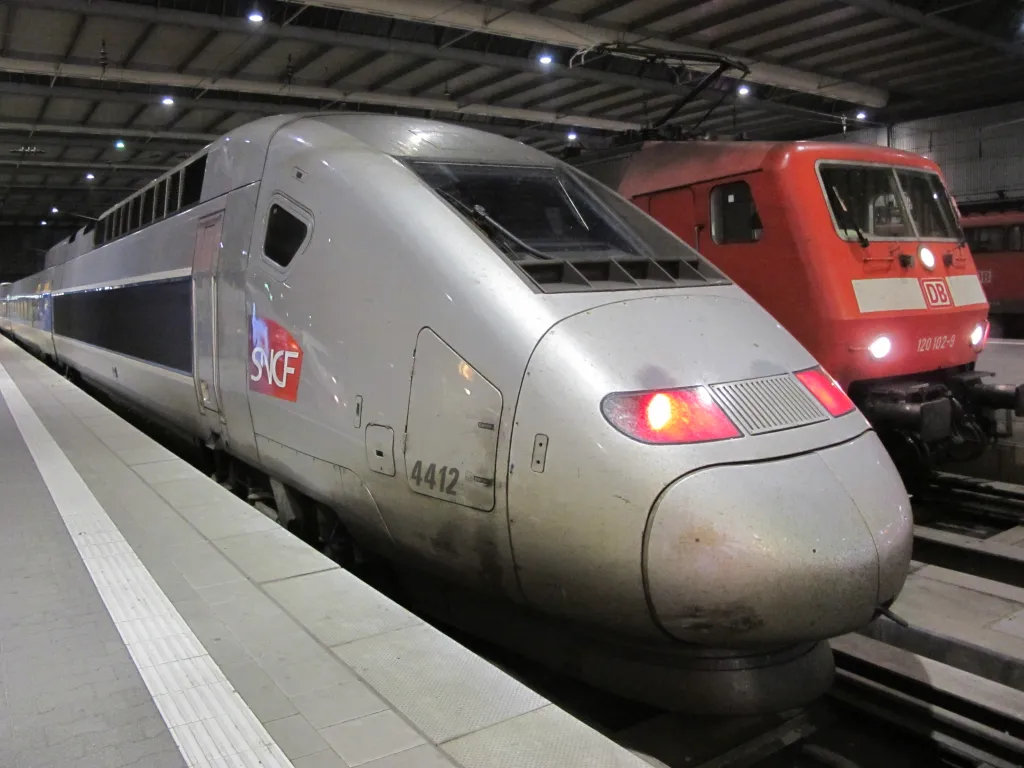 V novém století začaly jednotky TGV jezdit i do Německa. To však používá jinou napájecí soustavu, proto musely být soupravy TGV POS dvousystémové. K vidění jsou ve Frankfurtu, Stuttgartu a dokonce i v Mnichově. POS ovšem nevznikly jako ucelené jednotky, Alstom sestavil pouze motorové vozy a SNCF k nim připojily vložené vozy z jednotek TGV-R. Jejich původní motorové vozy pak jezdily s dvoupodlažními soupravami