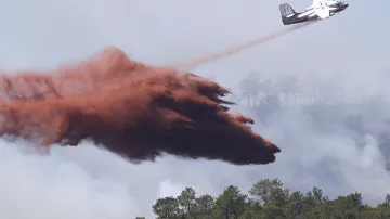 Použití retardantu při hašení lesního požáru v oblasti La Londe-les-Maures na francouzské Riviéře. Na 10 tisíc lidí bylo evakuováno.