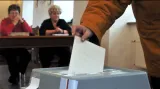 Volební místnosti dvě hodiny po otevření
